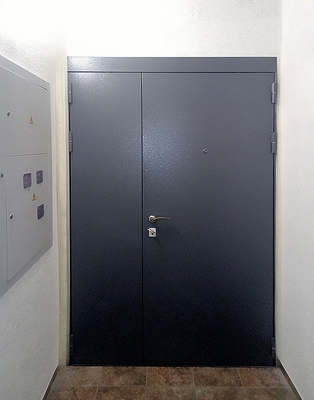 Тамбурная серая дверь Тамбурная серая дверь