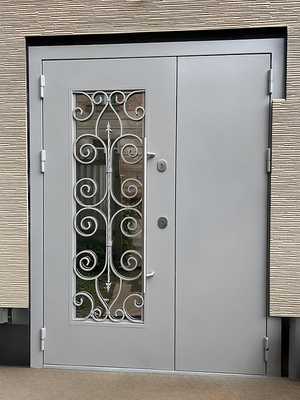 Дверь с решеткой и стеклом Дверь с решеткой и стеклом