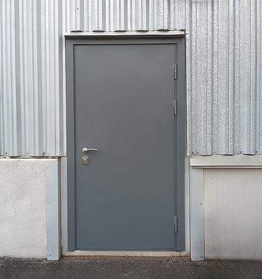 Серая техническая дверь Серая техническая дверь