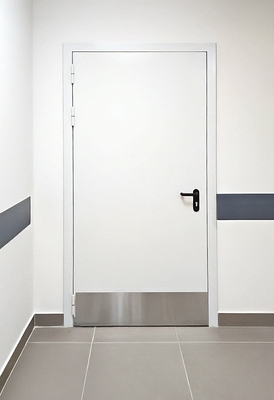 Дверь с отбойником