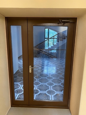 Коричневая дверь EIW