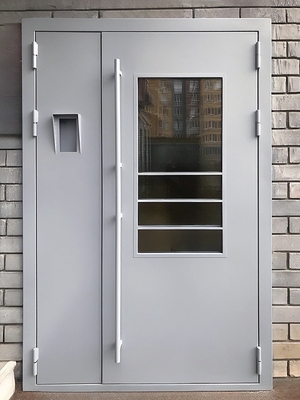 Дверь в подъезд жилого дома